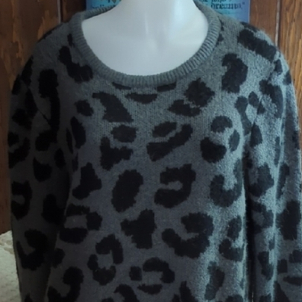 6/$15 Cozy Leopard Print Crewneck Sweater – Gray/Black (XXL) | By George - Picture 15 of 15
